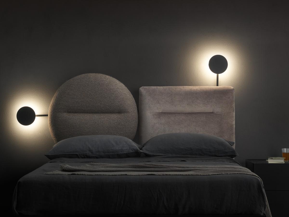 Vista detallada cama Bishape cabeceros redondo y cuadrado de diseño italiano con iluminación suplementaria