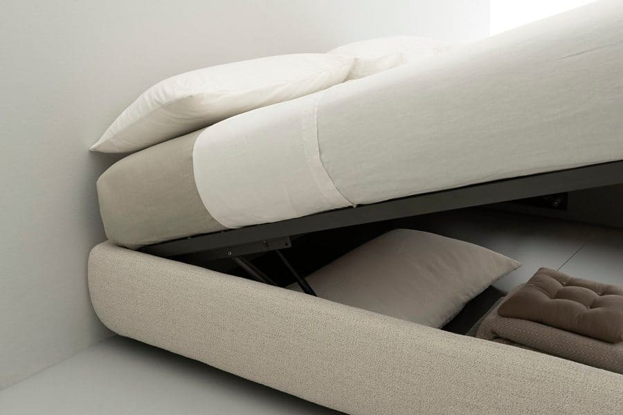 Vista detallada cama con somiere Box y contenido guardado en su interior