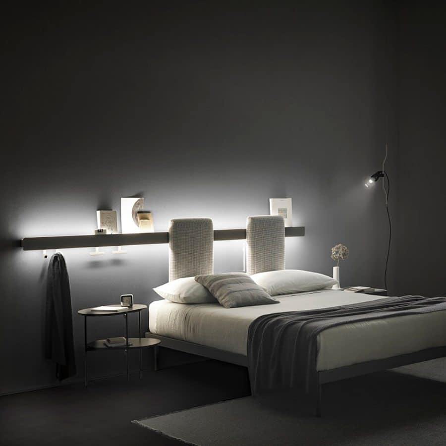 Innovadora cama con cabecero rectangular ajustable e iluminación led en la barra