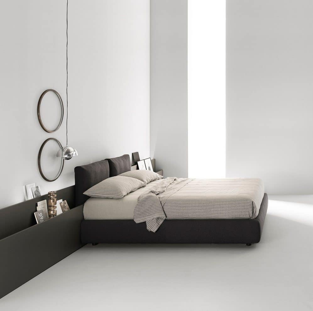 Habitación estética minimalista con mobiliario personalizado cama con funcional cabecero de almacenamiento