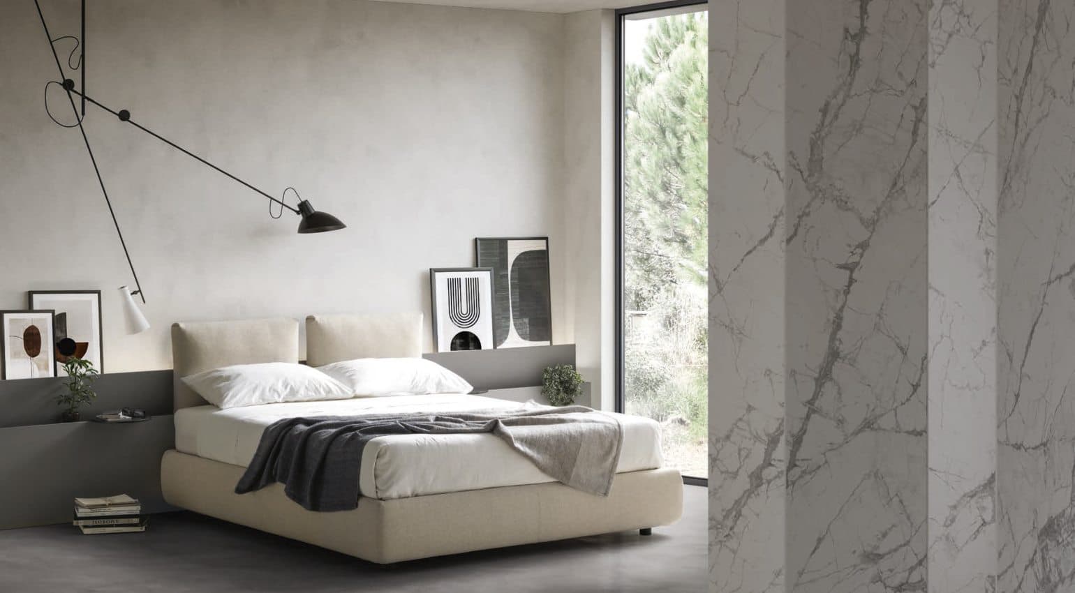Luminosa habitación con cama doble de extenso cabecero gris con increíble función de compartimento